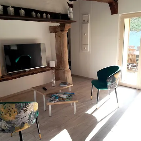 Hébergement de vacances Maison Charmante à Avec Grand Jardin